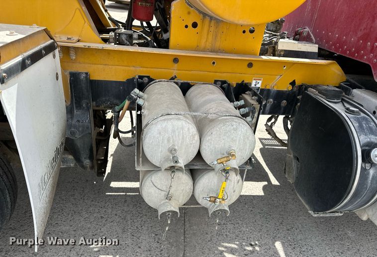 image for item DW5068 2013 Peterbilt 365 ready mix truck