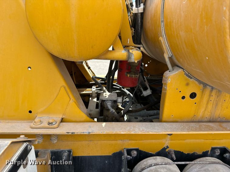 image for item DW5068 2013 Peterbilt 365 ready mix truck