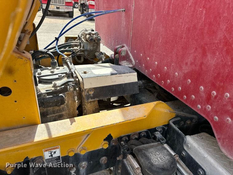 image for item DW5068 2013 Peterbilt 365 ready mix truck