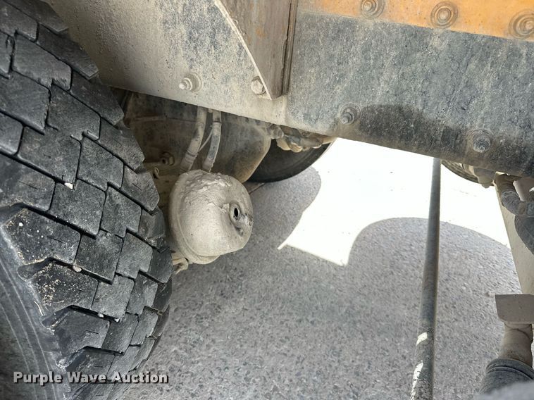 image for item DW5068 2013 Peterbilt 365 ready mix truck