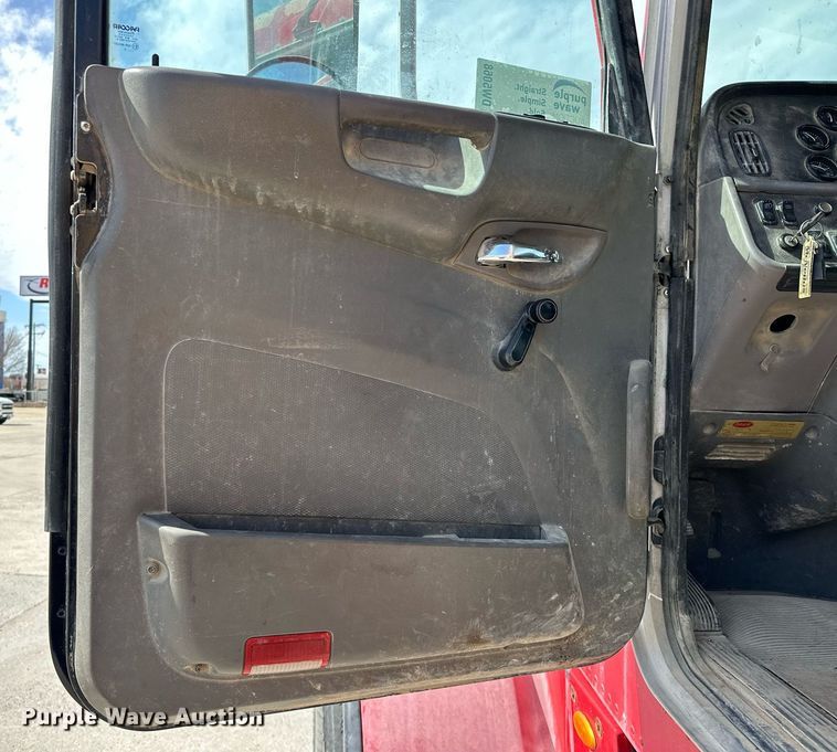 image for item DW5068 2013 Peterbilt 365 ready mix truck