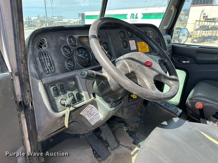 image for item DW5068 2013 Peterbilt 365 ready mix truck