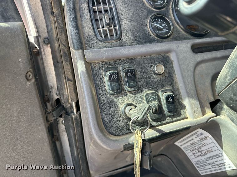 image for item DW5068 2013 Peterbilt 365 ready mix truck