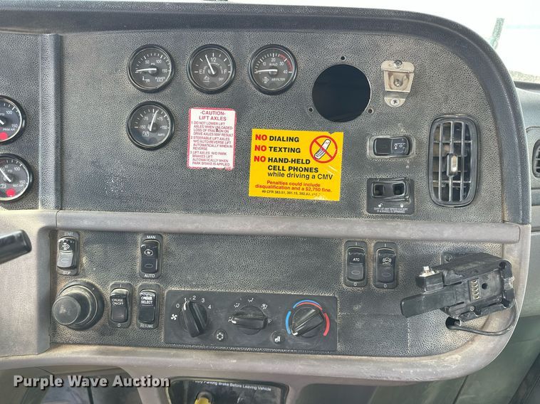 image for item DW5068 2013 Peterbilt 365 ready mix truck