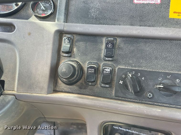 image for item DW5068 2013 Peterbilt 365 ready mix truck