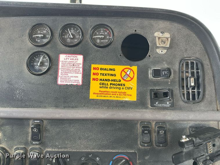 image for item DW5068 2013 Peterbilt 365 ready mix truck