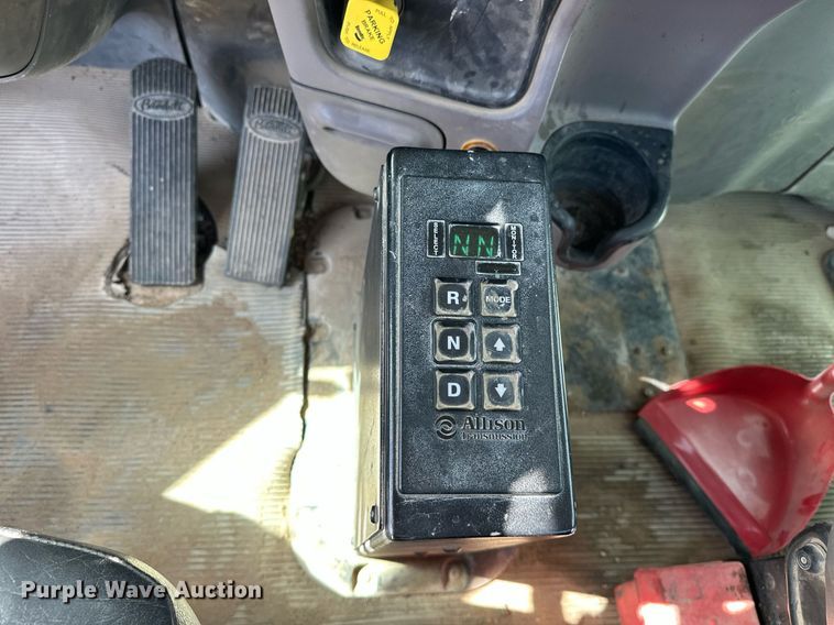 image for item DW5068 2013 Peterbilt 365 ready mix truck