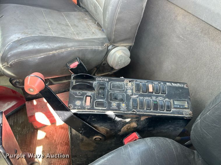 image for item DW5068 2013 Peterbilt 365 ready mix truck