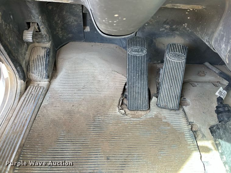 image for item DW5068 2013 Peterbilt 365 ready mix truck