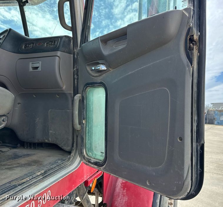 image for item DW5068 2013 Peterbilt 365 ready mix truck