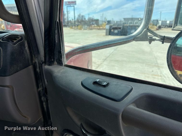 image for item DW5068 2013 Peterbilt 365 ready mix truck