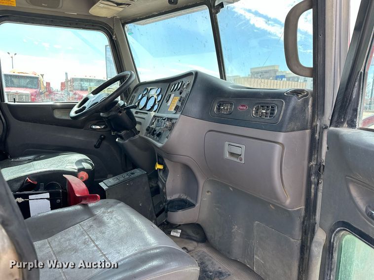 image for item DW5068 2013 Peterbilt 365 ready mix truck