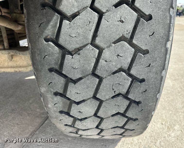 image for item DW5068 2013 Peterbilt 365 ready mix truck