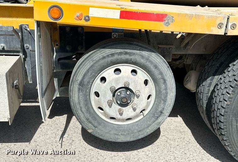 image for item DW5068 2013 Peterbilt 365 ready mix truck