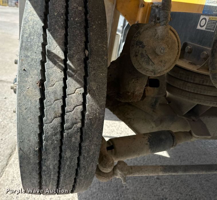 image for item DW5068 2013 Peterbilt 365 ready mix truck