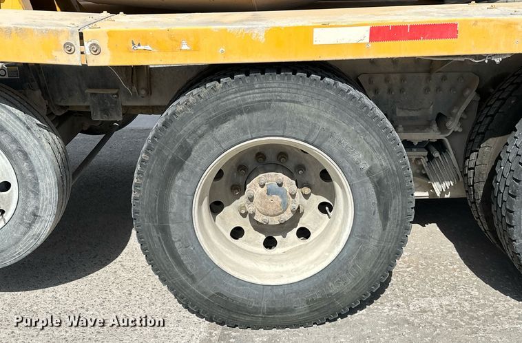 image for item DW5068 2013 Peterbilt 365 ready mix truck