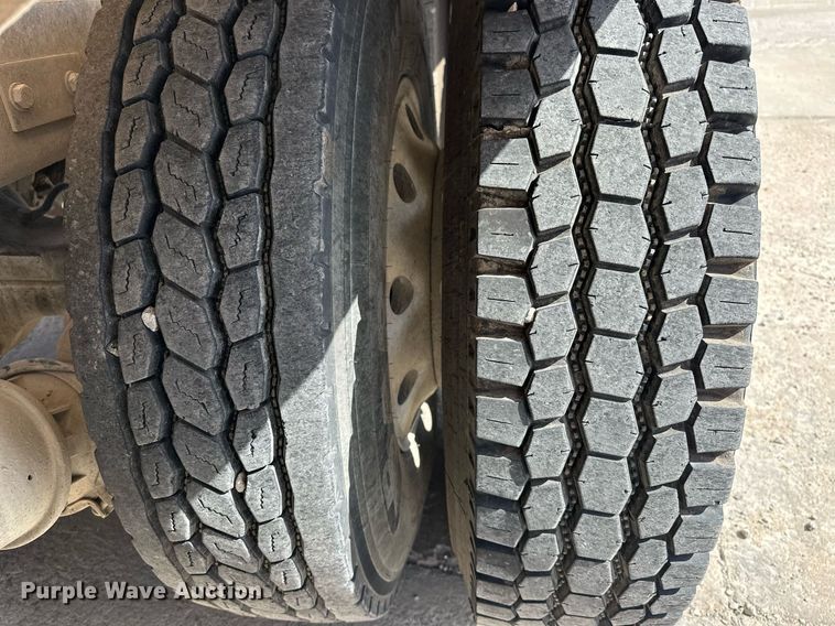 image for item DW5068 2013 Peterbilt 365 ready mix truck