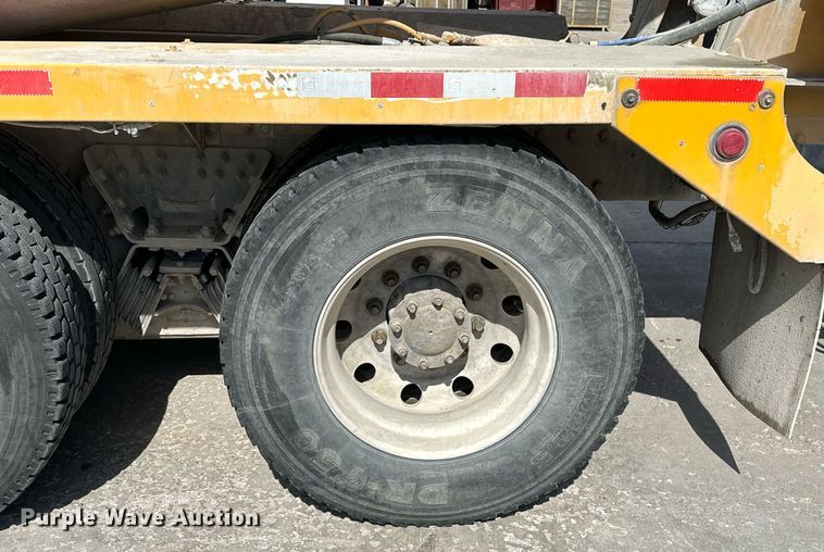 image for item DW5068 2013 Peterbilt 365 ready mix truck