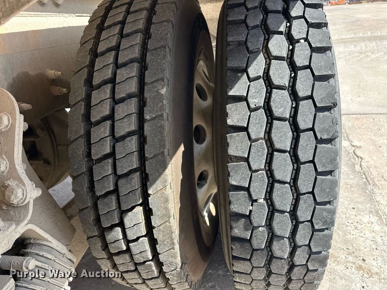 image for item DW5068 2013 Peterbilt 365 ready mix truck