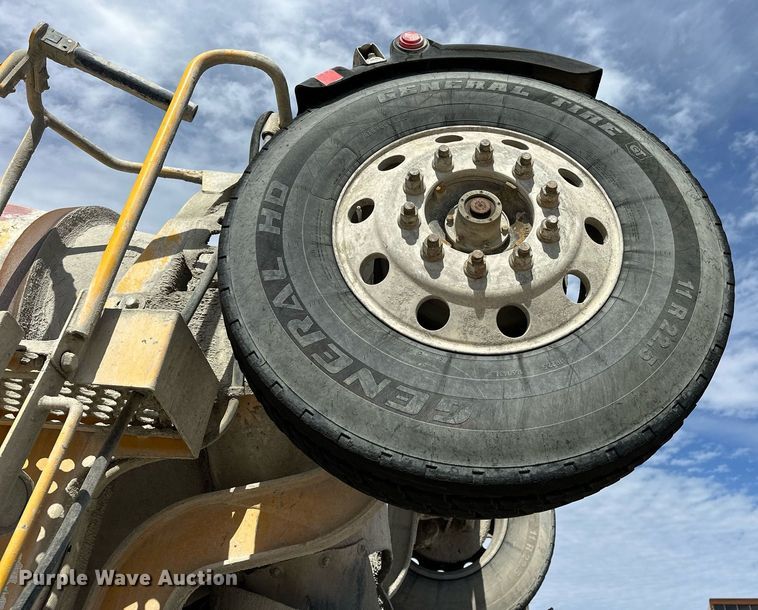 image for item DW5068 2013 Peterbilt 365 ready mix truck