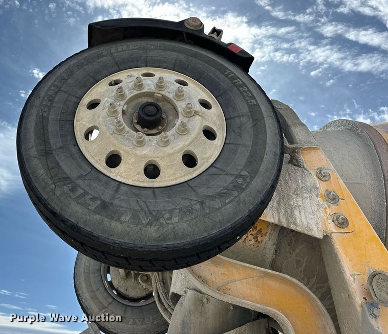 image for item DW5068 2013 Peterbilt 365 ready mix truck