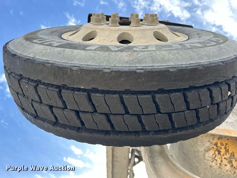 image for item DW5068 2013 Peterbilt 365 ready mix truck