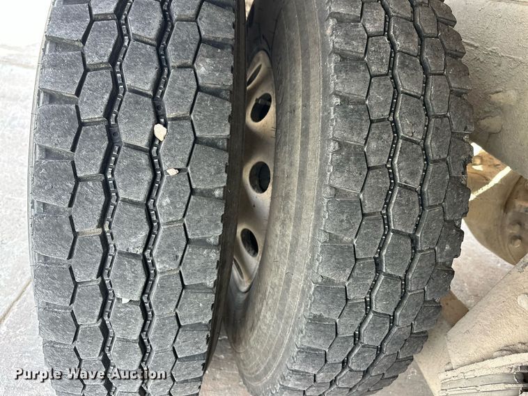 image for item DW5068 2013 Peterbilt 365 ready mix truck