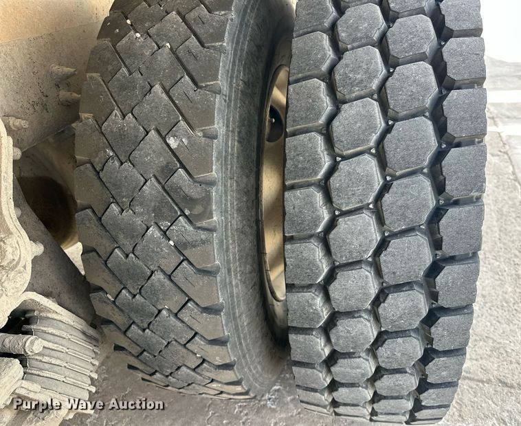 image for item DW5068 2013 Peterbilt 365 ready mix truck