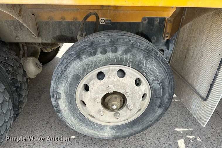 image for item DW5068 2013 Peterbilt 365 ready mix truck