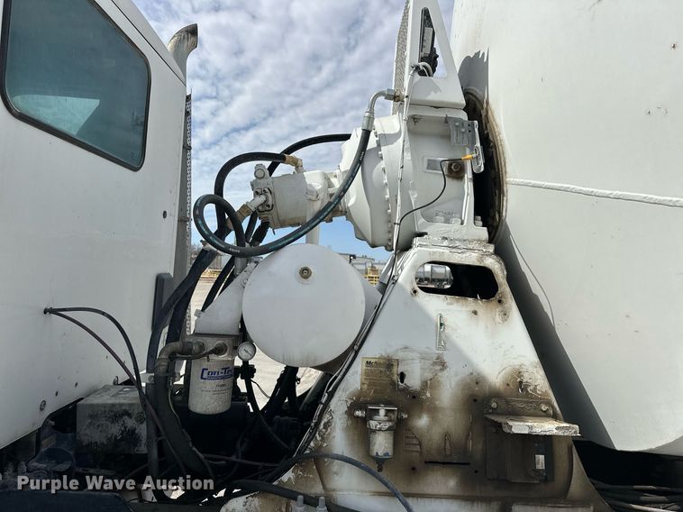 image for item DW5069 2015 Peterbilt 567 ready mix truck