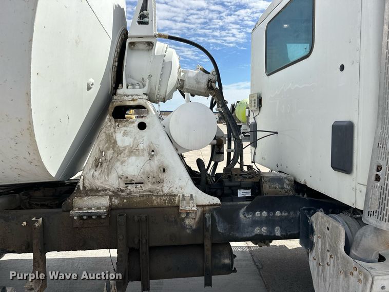 image for item DW5069 2015 Peterbilt 567 ready mix truck