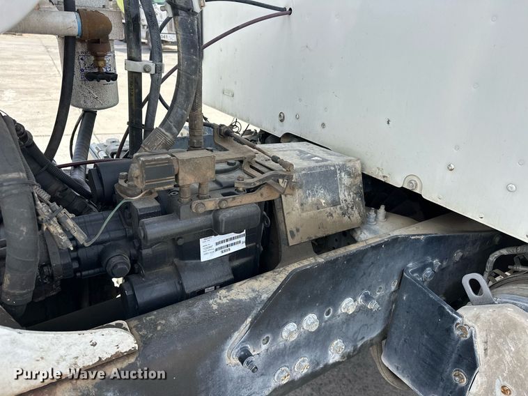 image for item DW5069 2015 Peterbilt 567 ready mix truck