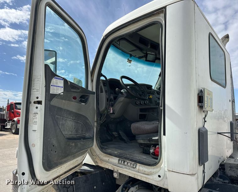 image for item DW5069 2015 Peterbilt 567 ready mix truck