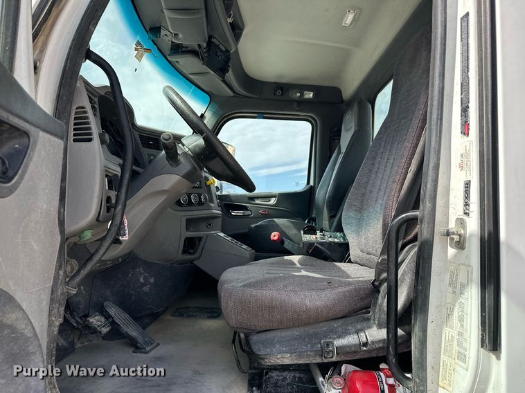 image for item DW5069 2015 Peterbilt 567 ready mix truck