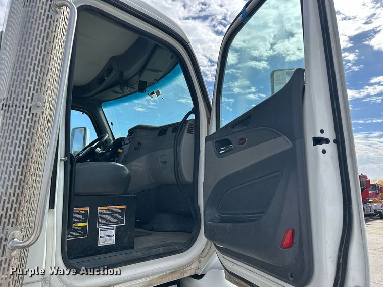 image for item DW5069 2015 Peterbilt 567 ready mix truck