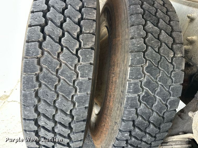 image for item DW5069 2015 Peterbilt 567 ready mix truck