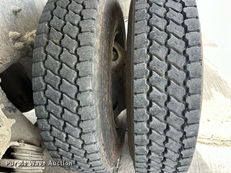 image for item DW5069 2015 Peterbilt 567 ready mix truck