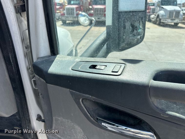 image for item DW5070 2017 Peterbilt 567 ready mix truck