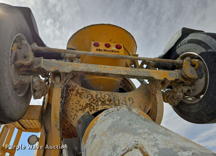 image for item DW5072 2016 Peterbilt 567 ready mix truck