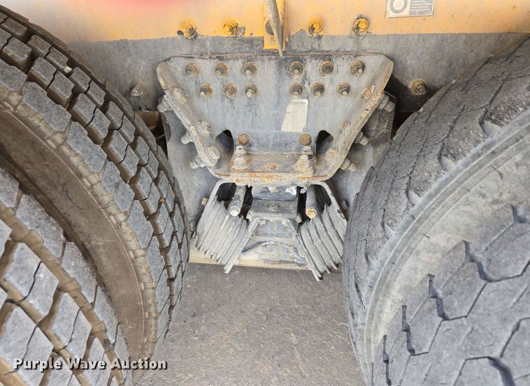 image for item DW5072 2016 Peterbilt 567 ready mix truck