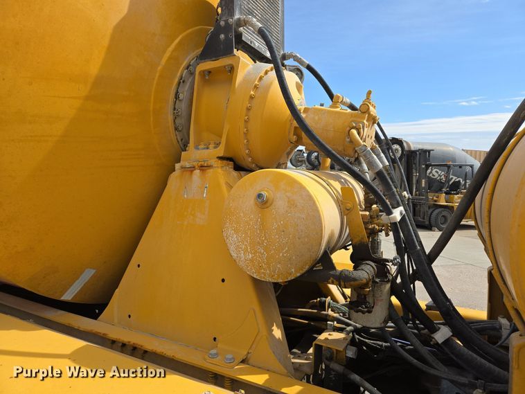 image for item DW5072 2016 Peterbilt 567 ready mix truck