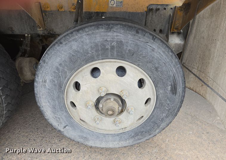 image for item DW5072 2016 Peterbilt 567 ready mix truck