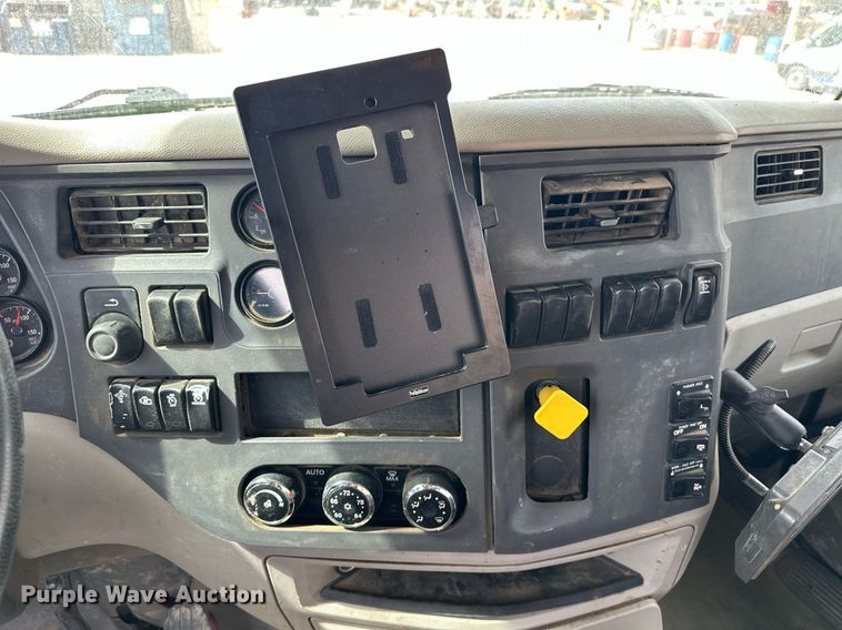 image for item DW5073 2019 Peterbilt 567 ready mix truck