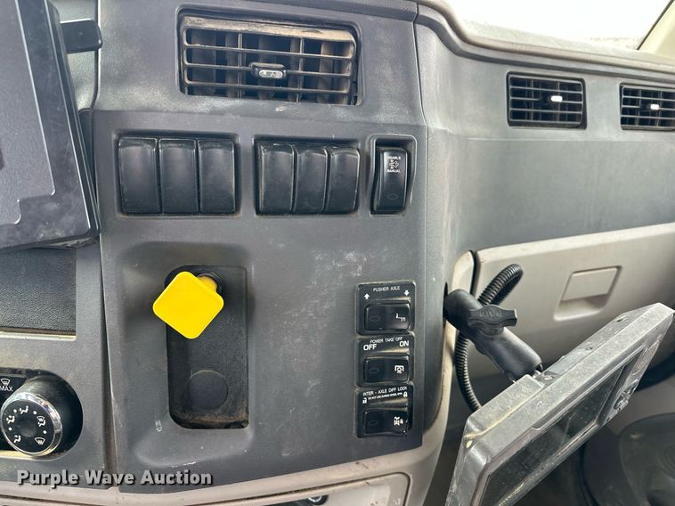 image for item DW5073 2019 Peterbilt 567 ready mix truck