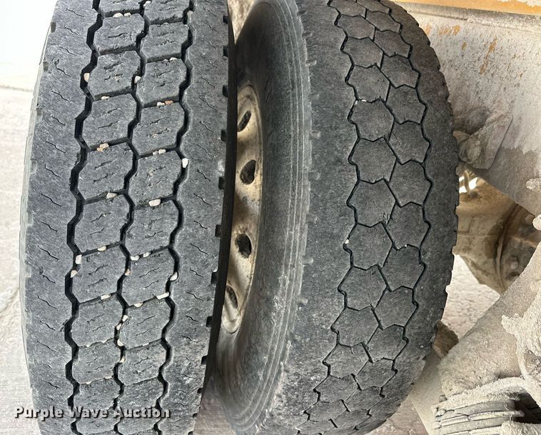 image for item DW5073 2019 Peterbilt 567 ready mix truck