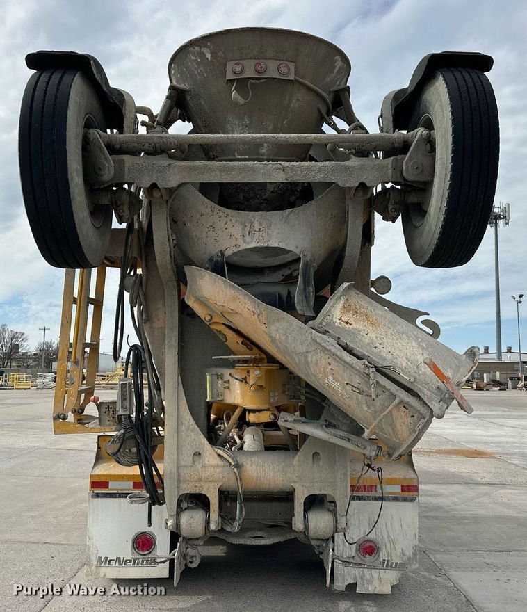 image for item DW5074 2014 Peterbilt 365 ready mix truck