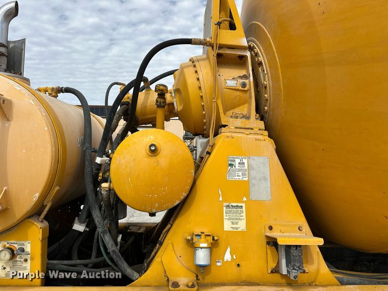 image for item DW5074 2014 Peterbilt 365 ready mix truck