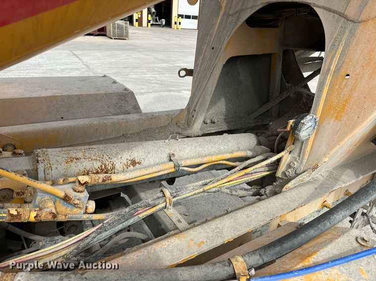 image for item DW5074 2014 Peterbilt 365 ready mix truck