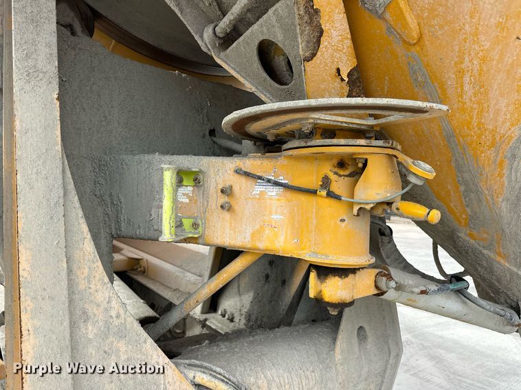 image for item DW5074 2014 Peterbilt 365 ready mix truck