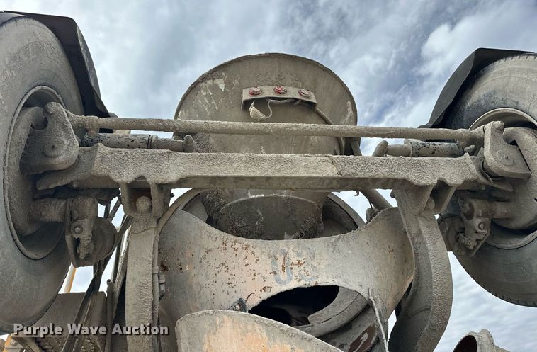 image for item DW5074 2014 Peterbilt 365 ready mix truck